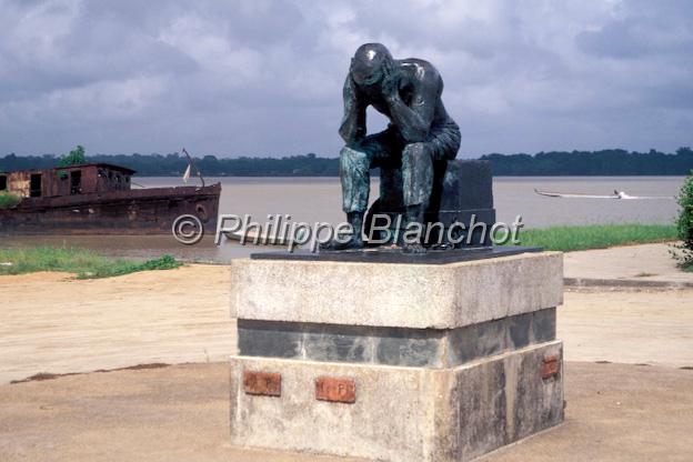 guyane 09.jpg - Statue d'un forÁat assis au dÈbarcadËreSaint-Laurent-du-MaroniGuyane francaise